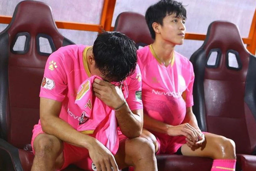 Hạng Nhất không đủ đội dự, đá không xuống hạng trực tiếp. Hạng Nhất không đủ đội dự, đá không xuống hạng trực tiếp.