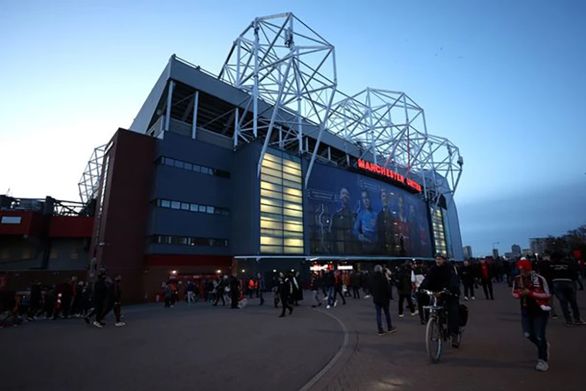 Sir Jim Ratcliffe và phía Sheikh Jassim cùng viếng thăm sân Old Trafford. ẢNH: GETTY Sir Jim Ratcliffe và phía Sheikh Jassim cùng viếng thăm sân Old Trafford. ẢNH: GETTY