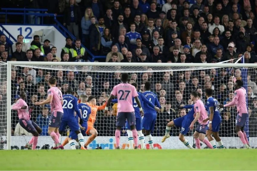 Sự lơ là ở hàng thủ làm cho Chelsea mất 3 điểm ngay trên sân nhà Stamford Brigde. Ảnh: Getty Sự lơ là ở hàng thủ làm cho Chelsea mất 3 điểm ngay trên sân nhà Stamford Brigde. Ảnh: Getty
