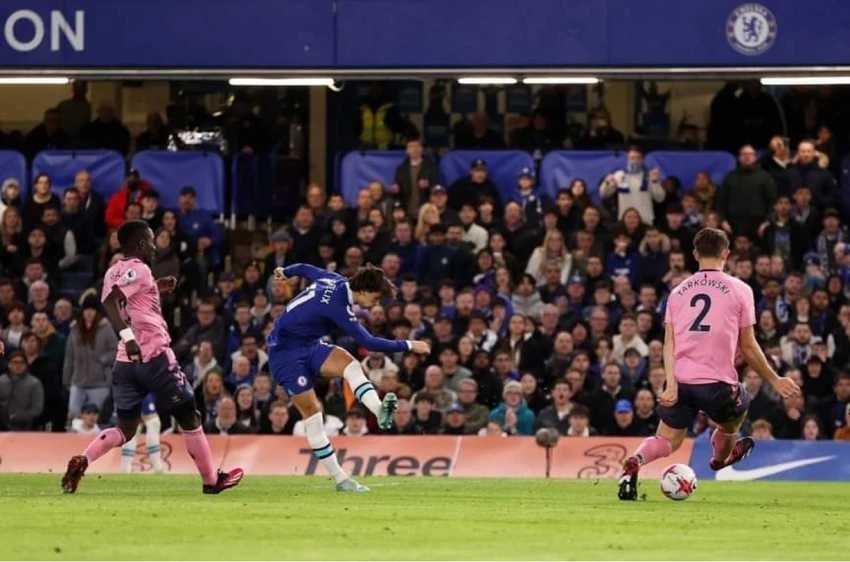Joan Felix giúp Chelsea vươn lên dẫn trước bằng pha sút xa đẹp mắt. Ảnh: Getty Joan Felix giúp Chelsea vươn lên dẫn trước bằng pha sút xa đẹp mắt. Ảnh: Getty