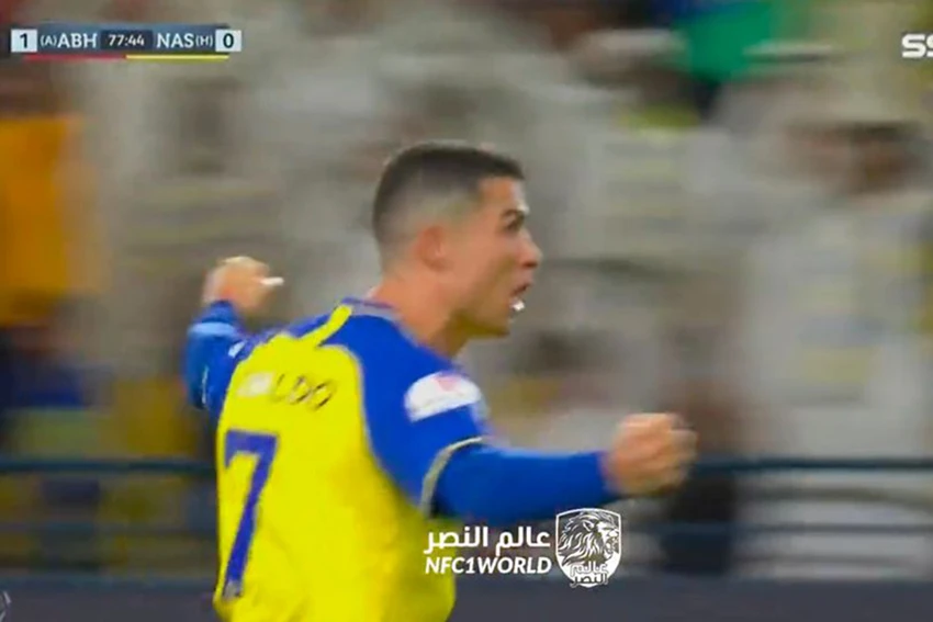 Ronaldo ăn mừng bàn thắng đầy cảm xúc. ẢNH: DAILY STAR
