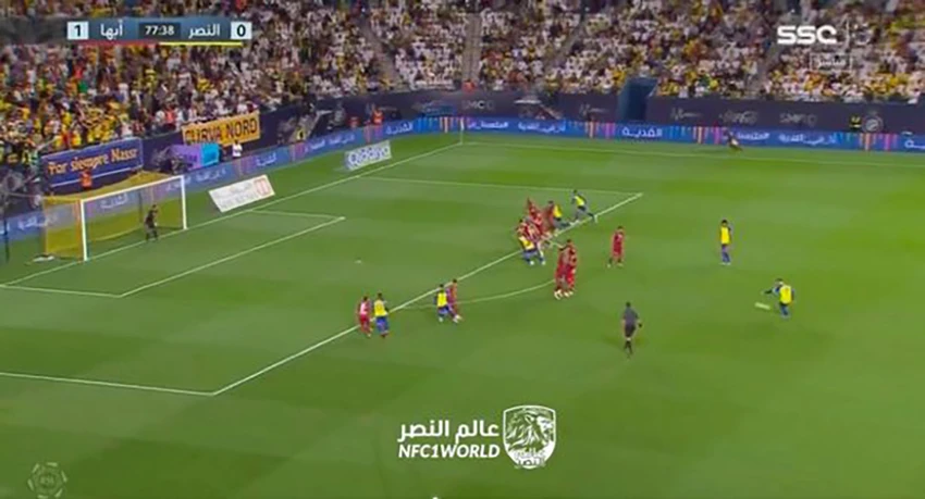 Cú sút phạt thành bàn của Ronaldo. ẢNH: DAILY STAR