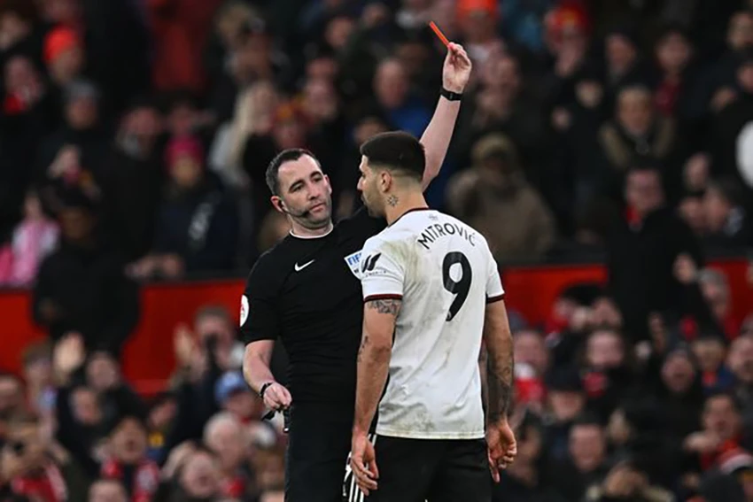 Mitrovic lãnh thẻ đỏ vì dám động tay với trọng tài. ẢNH: GETTY Mitrovic lãnh thẻ đỏ vì dám động tay với trọng tài. ẢNH: GETTY