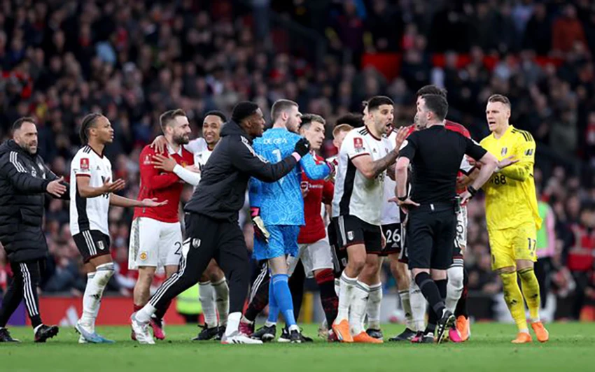 Mitrovic là một trong ba người của Fulham nhận thẻ đỏ. ẢNH: GETTY
