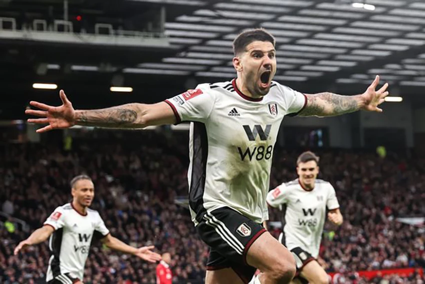 Mitrovic ghi bàn mở tỉ số cho Fulham nhưng chỉ hơn 15 phút sau anh nhận thẻ đỏ. ẢNH: GETTY Mitrovic ghi bàn mở tỉ số cho Fulham nhưng chỉ hơn 15 phút sau anh nhận thẻ đỏ. ẢNH: GETTY