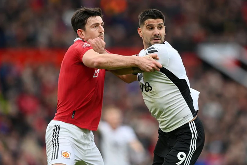 Maguire gặp khó khăn khi đối đầu với Mitrovic trong cả trận đấu. ẢNH: GETTY Maguire gặp khó khăn khi đối đầu với Mitrovic trong cả trận đấu. ẢNH: GETTY