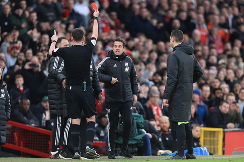 HLV Marco Silva cũng nhận thẻ đỏ. ẢNH: GETTY