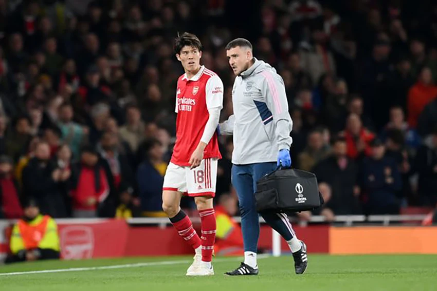 Takehiro Tomiyasu tập tễnh rời sân trong trận Arsenal gặp Sporting CP ở Europa League. ẢNH: GETTY Takehiro Tomiyasu tập tễnh rời sân trong trận Arsenal gặp Sporting CP ở Europa League. ẢNH: GETTY