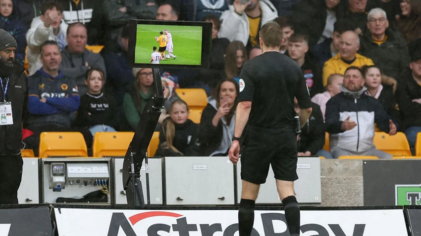 Dù có VAR nhưng trọng tài vẫn mắc nhiều sai lầm trong các trận đấu ở Premier League. ẢNH: GETTY Dù có VAR nhưng trọng tài vẫn mắc nhiều sai lầm trong các trận đấu ở Premier League. ẢNH: GETTY