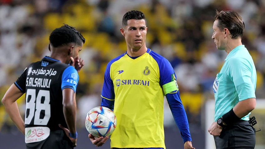 Ronaldo hiện là đội trưởng Al Nassr nhưng chưa biết anh có giữ được chiếc băng đội trưởng tuyển Bồ Đào Nha hay không. ẢNH: GETTY