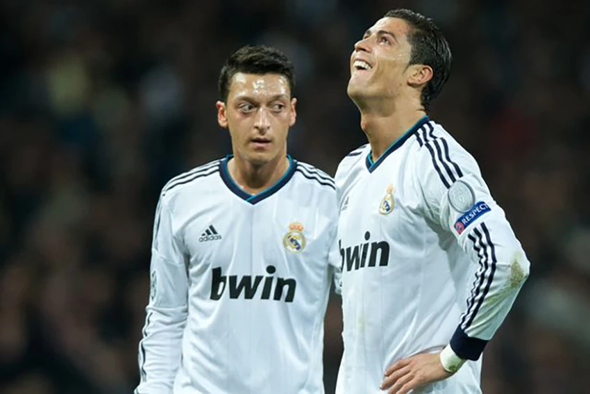 Ozil có 3 năm chơi cùng Ronaldo ở Real Madrid nên có phần thiên vị hơn chăng? ẢNH: GETTY Ozil có 3 năm chơi cùng Ronaldo ở Real Madrid nên có phần thiên vị hơn chăng? ẢNH: GETTY