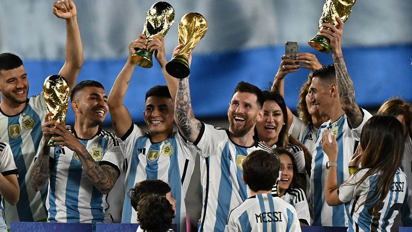 Messi và các đồng đội mỗi người cầm 1 phiên bản của chiếc cúp vàng World Cup. ẢNH: GETTY Messi và các đồng đội mỗi người cầm 1 phiên bản của chiếc cúp vàng World Cup. ẢNH: GETTY