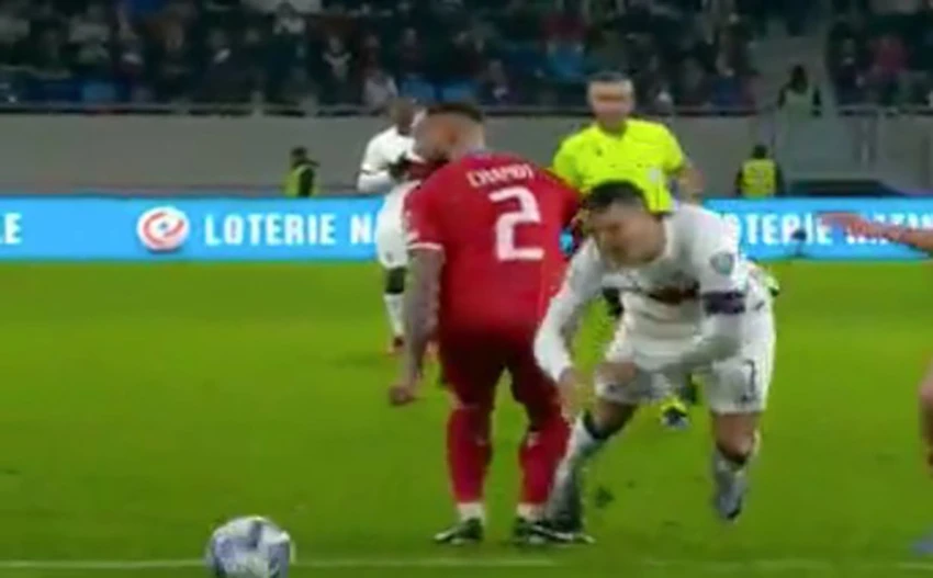 Ronaldo không thể qua mắt trọng tài với màn ngã vờ này. ẢNH: MIRROR