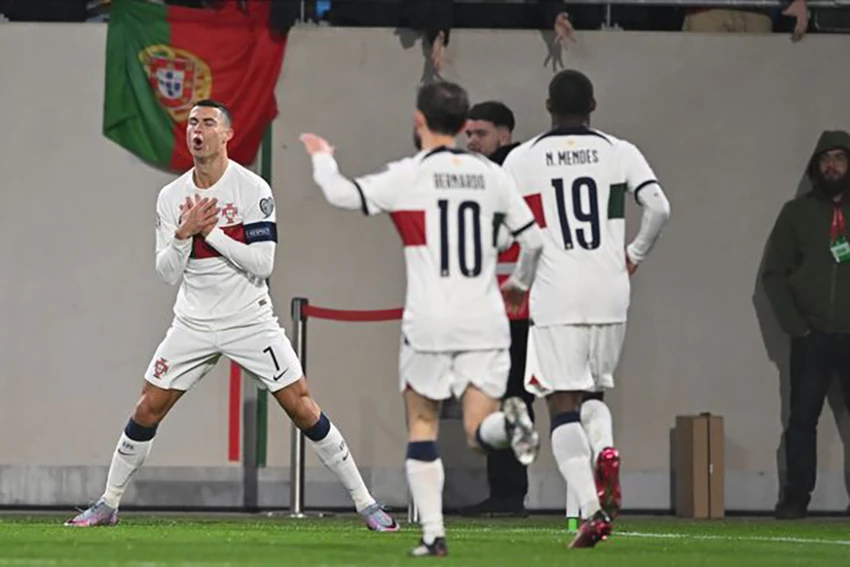 Ronaldo có màn ăn mừng 2 trong 1 "Siu" và "Nap". ẢNH: GETTY