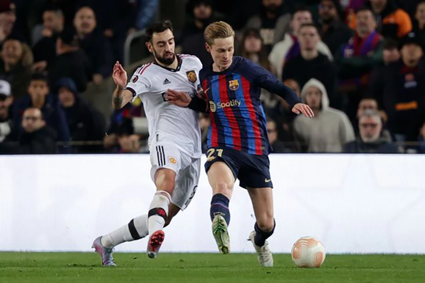 Bruno Fernandes từng sút bóng thẳng vào người De Jong khi MU gặp Barca ở Europa League. ẢNH: GETTY Bruno Fernandes từng sút bóng thẳng vào người De Jong khi MU gặp Barca ở Europa League. ẢNH: GETTY
