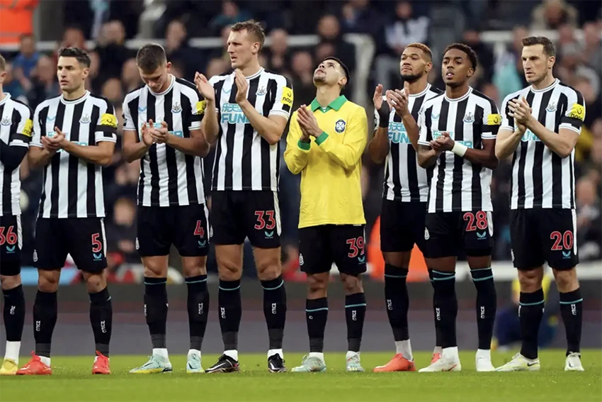 Các cầu thủ Newcastle sẽ lập hàng rào danh dự chúc mừng MU. ẢNH: SUN SPORTS Các cầu thủ Newcastle sẽ lập hàng rào danh dự chúc mừng MU. ẢNH: SUN SPORTS