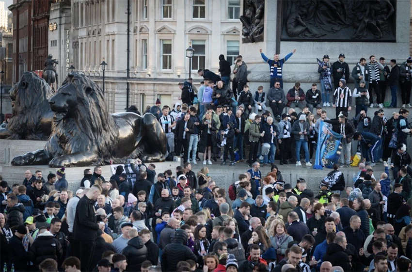 Hội cổ động viên Toon Trophies Don't Matter tại Quảng trường Trafalgar trong trận chung kết Carabao Cup. ẢNH: ALAMY Hội cổ động viên Toon Trophies Don't Matter tại Quảng trường Trafalgar trong trận chung kết Carabao Cup. ẢNH: ALAMY