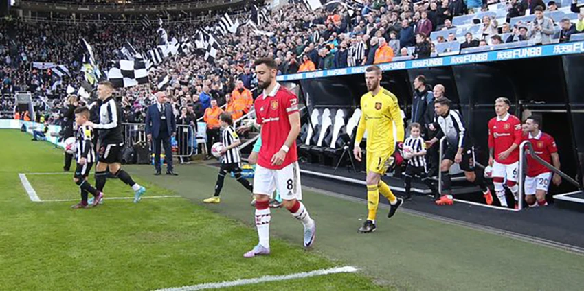 MU bước ra sân St James Park đối đầu với Newcastle. ẢNH: GETTY MU bước ra sân St James Park đối đầu với Newcastle. ẢNH: GETTY