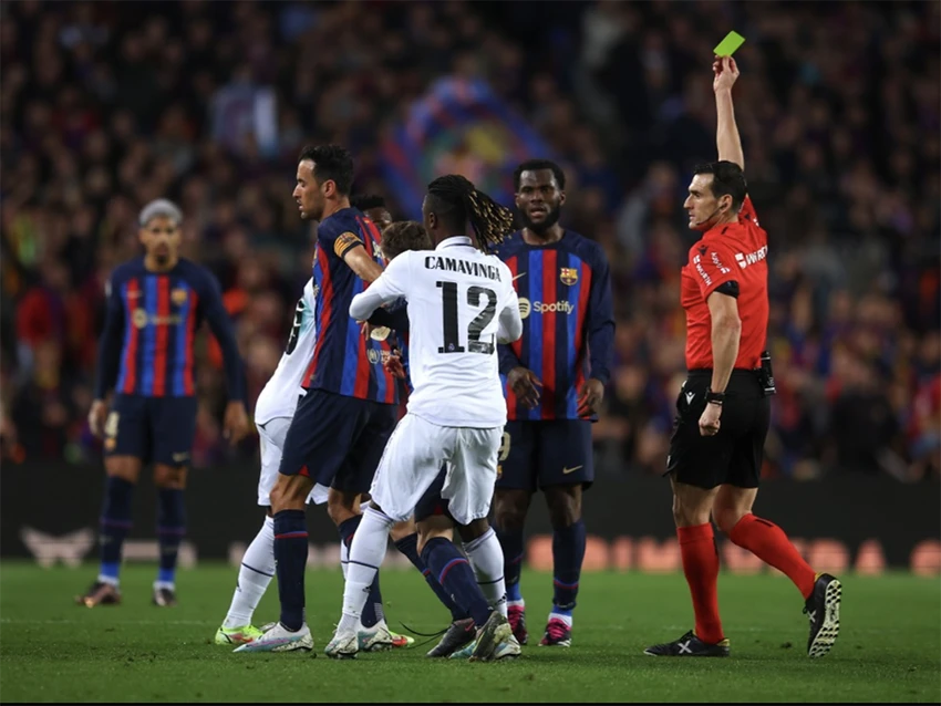 Trận El Clasico giữa Barcelona và Real Madrid không bao giờ thiếu những tình huống như thế này. ẢNH: GETTY Trận El Clasico giữa Barcelona và Real Madrid không bao giờ thiếu những tình huống như thế này. ẢNH: GETTY