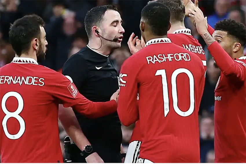 Bruno Fernandes chịu nhiều chỉ trích vì hay "pressing" trọng tài. ẢNH: SUN SPORTS Bruno Fernandes chịu nhiều chỉ trích vì hay "pressing" trọng tài. ẢNH: SUN SPORTS