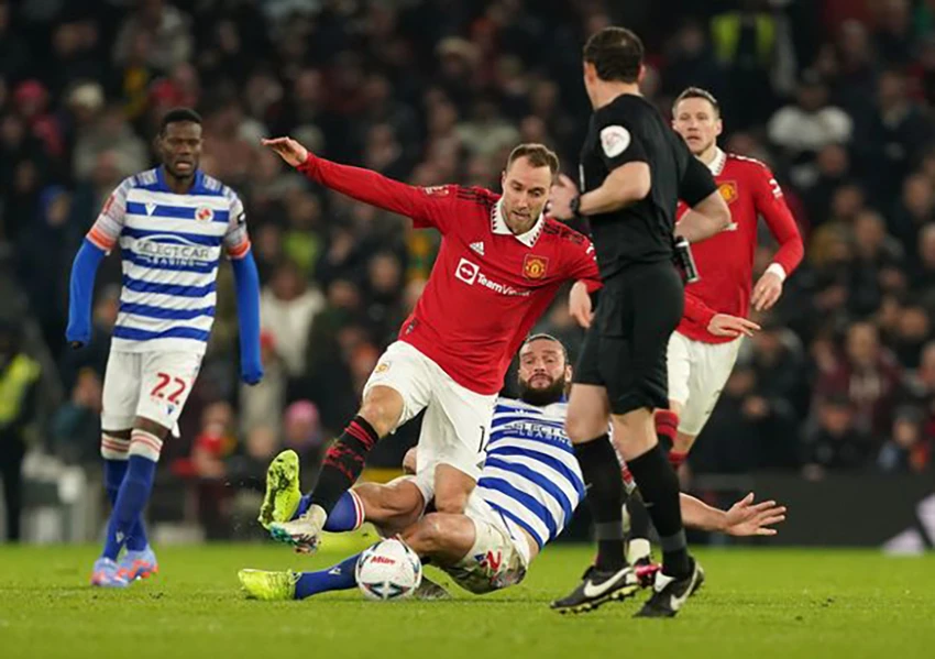 Pha tắc bóng thô bạo của Carroll nhắm vào Eriksen. ẢNH: GETTY Pha tắc bóng thô bạo của Carroll nhắm vào Eriksen. ẢNH: GETTY
