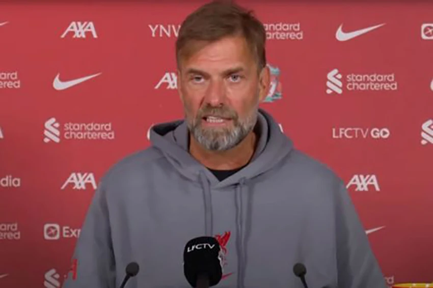 Jurgen Klopp ví von các cầu thủ Liverpool rơi vào trung tâm của cơn lốc và bị cuốn đi xa. ẢNH: MIRROR