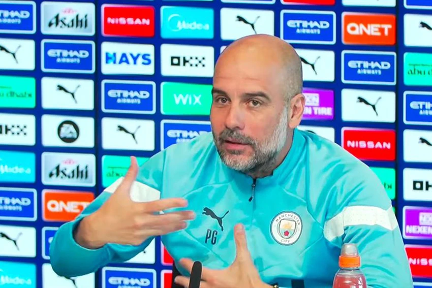 Pep Guardiola nói đùa rằng ông không bị sa thải bởi vì tóc ông đẹp hơn những HLV khác. ẢNH: MIRROR