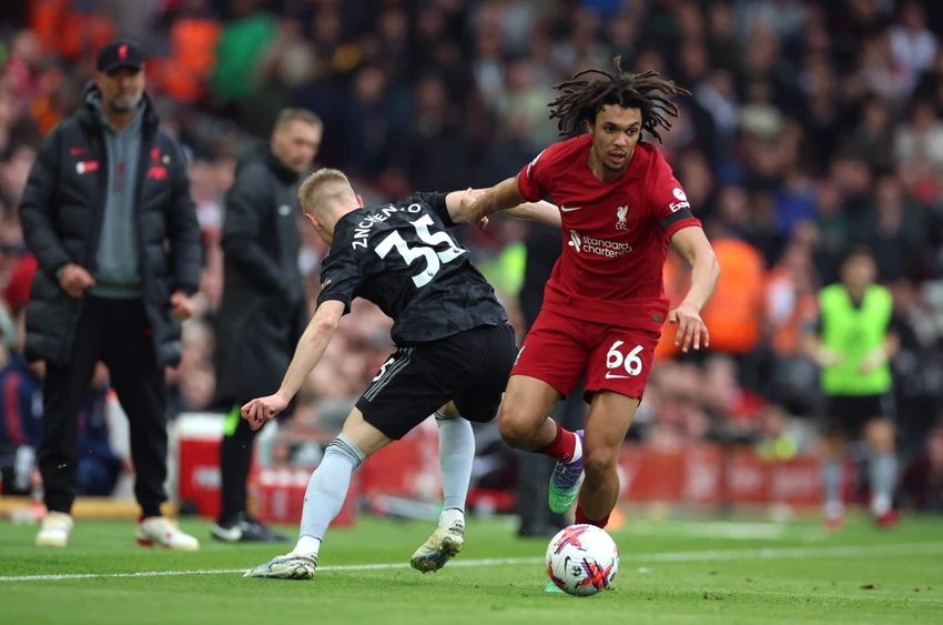 Alexander-Arnold tiếp tục là điểm yếu của hàng thủ Liverpool trong trận đấu này nhưng anh hỗ trợ tấn công cực tốt. Ảnh: Reuters Alexander-Arnold tiếp tục là điểm yếu của hàng thủ Liverpool trong trận đấu này nhưng anh hỗ trợ tấn công cực tốt. Ảnh: Reuters