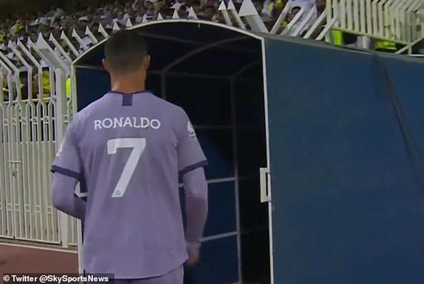 Dù là đội trưởng Al Nassr nhưng Ronaldo vẫn đi thẳng vào đường hầm rời sân, trong khi đồng đội và HLV Rudi Garcia ở lại bắt tay đối thủ. ẢNH: SKY SPORTS