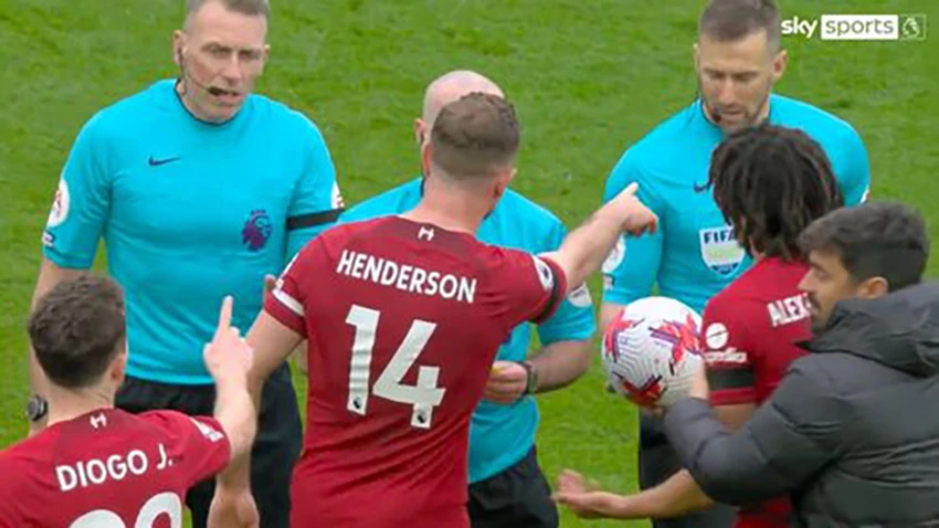 Đội trưởng Henderson chỉ thẳng vào mặt trợ lý trọng tài. ẢNH: SKY SPORTS Đội trưởng Henderson chỉ thẳng vào mặt trợ lý trọng tài. ẢNH: SKY SPORTS