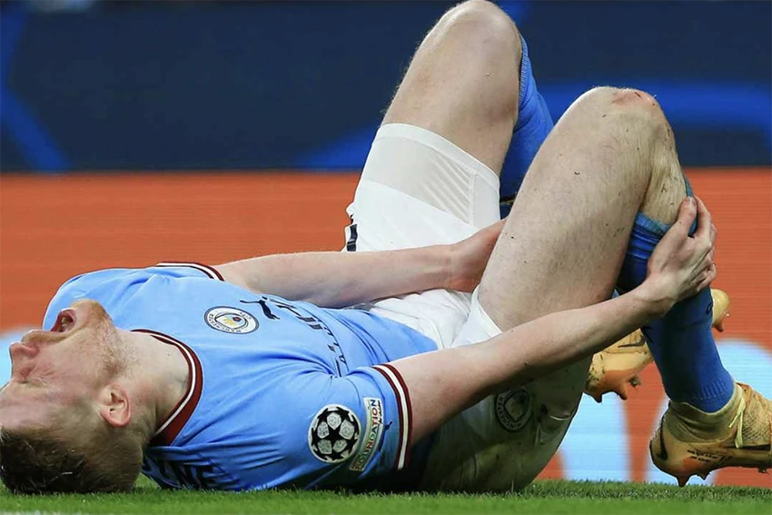 Kevin De Bruyne ôm chân đau đớn. ẢNH: SUN SPORTS