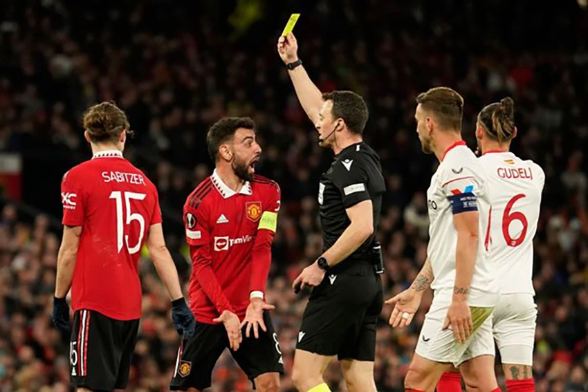Bruno Fernandes cũng không tin nổi là mình bị thẻ vàng trong tình huống để bóng chạm tay. ẢNH: REX Bruno Fernandes cũng không tin nổi là mình bị thẻ vàng trong tình huống để bóng chạm tay. ẢNH: REX