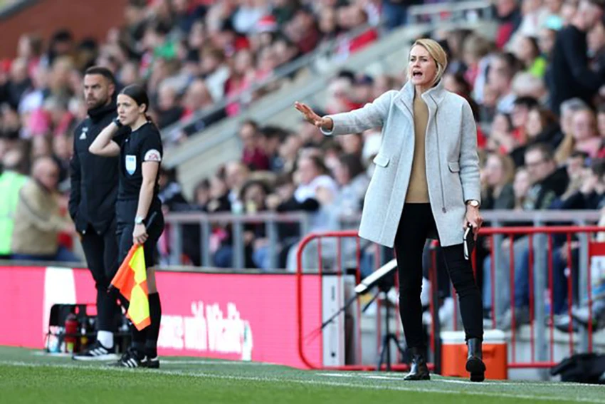 HLV Melissa Phillips có trận đầu tiên dẫn dắt Brighton nhưng thất bại trước MU. ẢNH: GETTY HLV Melissa Phillips có trận đầu tiên dẫn dắt Brighton nhưng thất bại trước MU. ẢNH: GETTY
