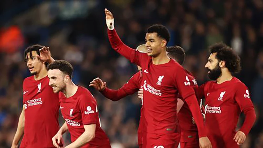 Các tiền đạo của Liverpool đều ghi tên mình lên bảng điện tử. ẢNH: GETTY Các tiền đạo của Liverpool đều ghi tên mình lên bảng điện tử. ẢNH: GETTY