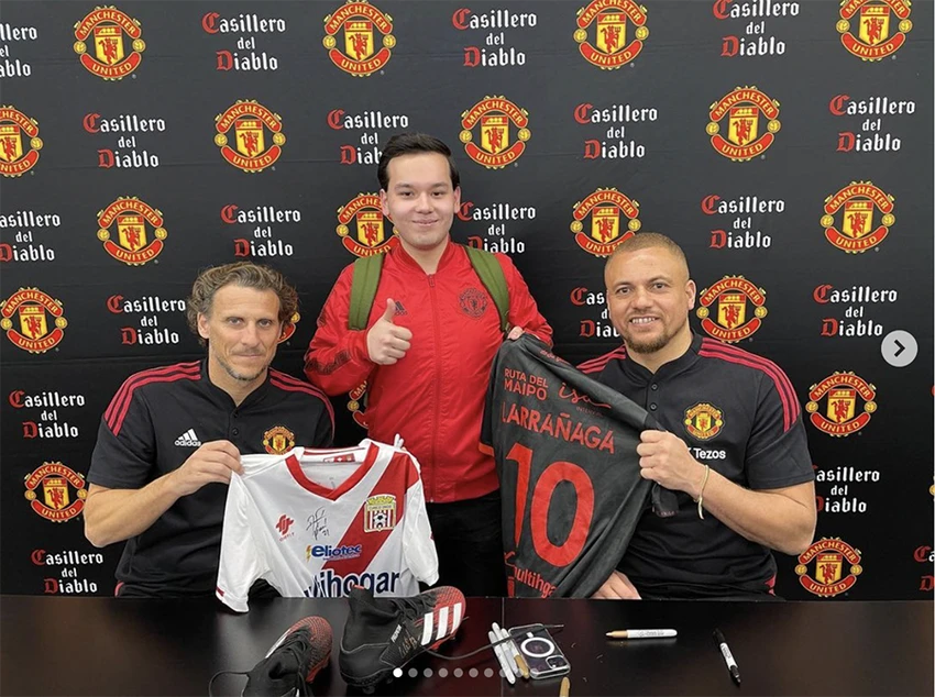 Wes Brown và Diego Forlan ký tặng cho người hâm mộ. ẢNH: INSTAGRAM Wes Brown và Diego Forlan ký tặng cho người hâm mộ. ẢNH: INSTAGRAM
