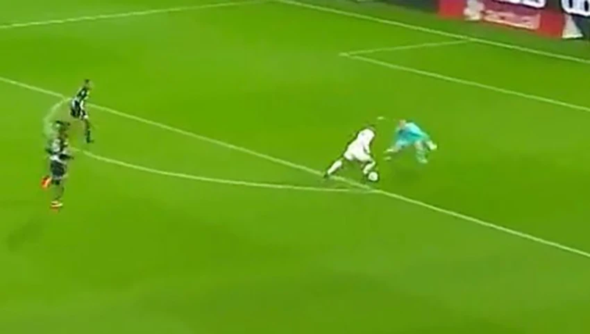 ... Mbappe đi bóng qua cả thủ môn đối phương... ẢNH: MIRROR ... Mbappe đi bóng qua cả thủ môn đối phương... ẢNH: MIRROR