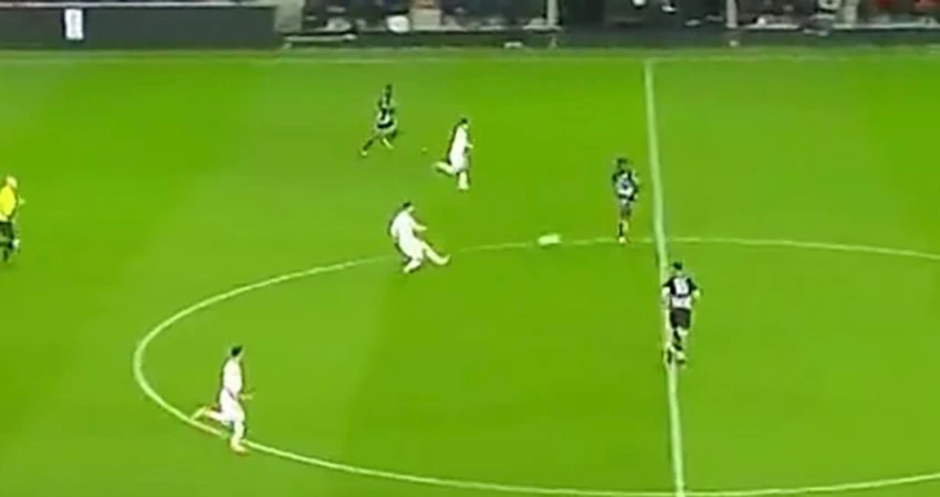 Messi chuyền bóng xé toang hàng thủ Angers cho Mbappe dùng tốc độ thoát xuống nhận bóng... ẢNH: MIRROR Messi chuyền bóng xé toang hàng thủ Angers cho Mbappe dùng tốc độ thoát xuống nhận bóng... ẢNH: MIRROR