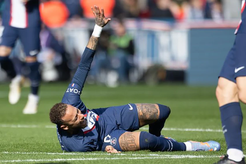 Neymar dính chấn thương và phải nghỉ thi đấu đến hết mùa giải. ẢNH: GETTY Neymar dính chấn thương và phải nghỉ thi đấu đến hết mùa giải. ẢNH: GETTY