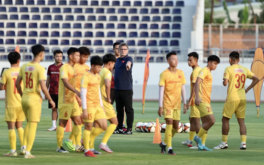 HLV Philippe Troussier vừa chia tay 7 cầu thủ trong quá trình chuẩn bị SEA Games 32. ẢNH: VFF HLV Philippe Troussier vừa chia tay 7 cầu thủ trong quá trình chuẩn bị SEA Games 32. ẢNH: VFF