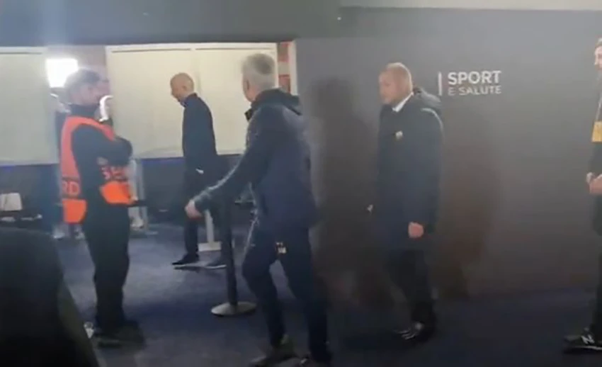 Hình ảnh Mourinho hét vào mặt Slot. ẢNH: KIJK