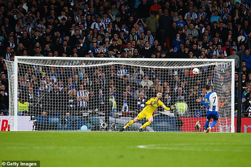 De Gea có 2 lần đoán đúng hướng sút phạt đền trong 7 loạt sút của Brighton, trong đó có pha sút bóng lên trời của Solly March. ẢNH: GETTY De Gea có 2 lần đoán đúng hướng sút phạt đền trong 7 loạt sút của Brighton, trong đó có pha sút bóng lên trời của Solly March. ẢNH: GETTY
