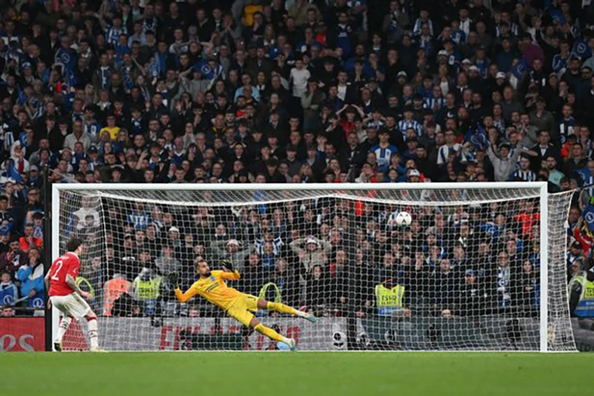 Lindelof thực hiện thành công quả penalty quyết định. ẢNH: GETTY Lindelof thực hiện thành công quả penalty quyết định. ẢNH: GETTY