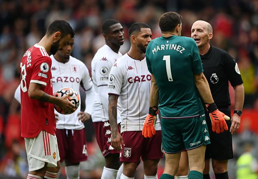 Martinez cố gắng tạo ra sự hỗn loạn và gây áp lực trước khi Bruno Fernandes đá penalty. ẢNH: GETTY Martinez cố gắng tạo ra sự hỗn loạn và gây áp lực trước khi Bruno Fernandes đá penalty. ẢNH: GETTY