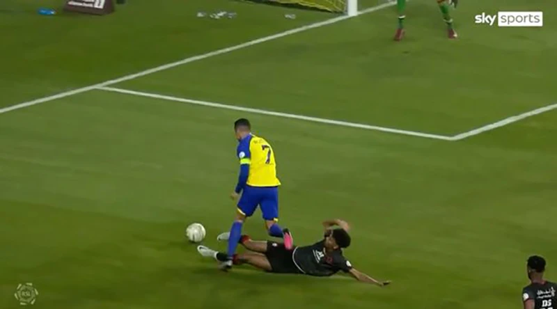 Tình huống Ronaldo ngã trong vòng cấm. ẢNH: SKY SPORTS Tình huống Ronaldo ngã trong vòng cấm. ẢNH: SKY SPORTS