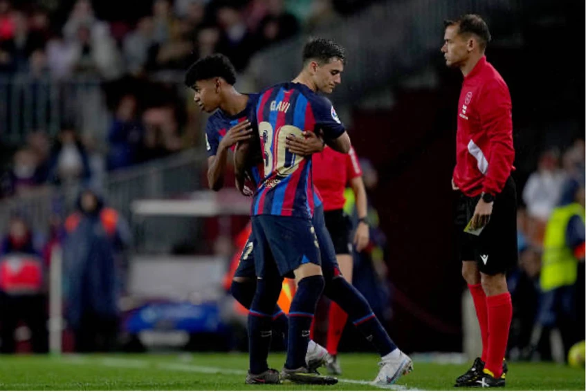 Khoảnh khắc Yamal thay Gavi để lần đầu ra mắt đội một Barca. Ảnh: GETTY