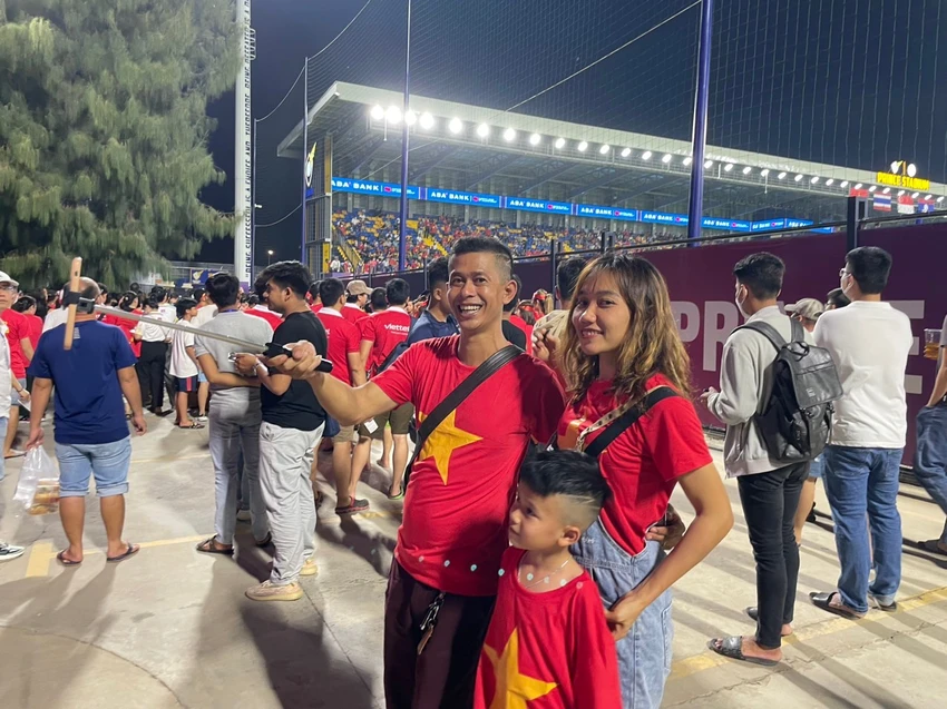 Các CĐV đến sân Prince cổ vũ cho U-22 Việt Nam. ẢNH: CÔNG TUẤN