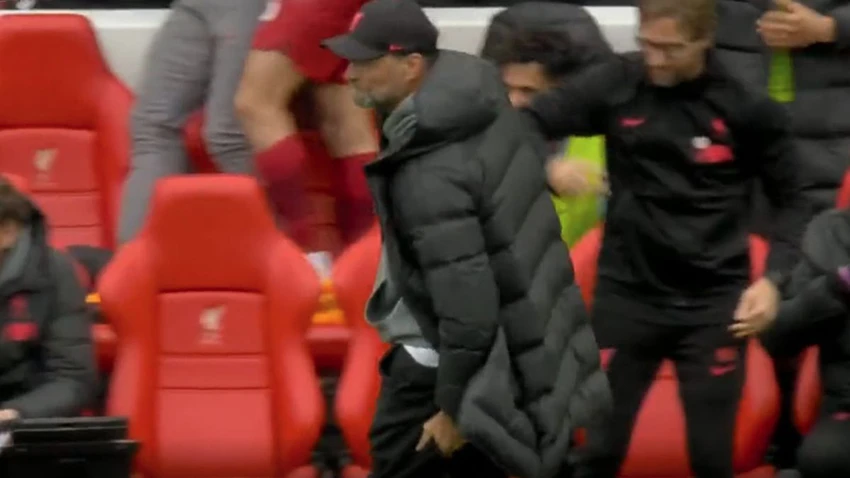 Klopp ôm chặt chân sau khi dính chấn thương. ẢNH: MIRROR