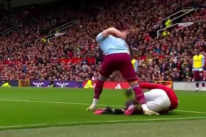 Chambers thậm chí còn giẫm lên mắt cá chân Rashford. ẢNH: beIN SPORTS Chambers thậm chí còn giẫm lên mắt cá chân Rashford. ẢNH: beIN SPORTS