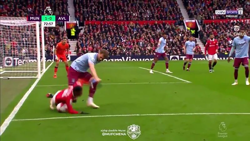 Chambers đẩy Rashford ngã xuống sân. ẢNH: beIN SPORTS Chambers đẩy Rashford ngã xuống sân. ẢNH: beIN SPORTS