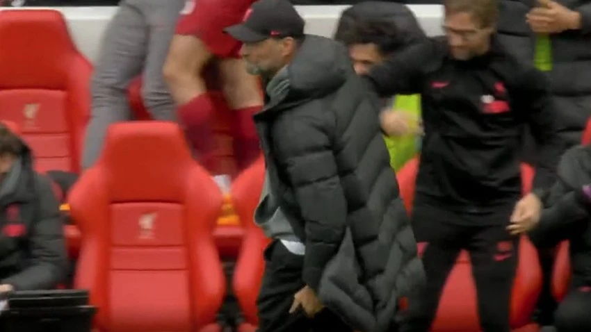 Klopp dính chấn thương gân khoeo sau khi phàn nàn với trọng tài thứ tư. ẢNH: MIRROR Klopp dính chấn thương gân khoeo sau khi phàn nàn với trọng tài thứ tư. ẢNH: MIRROR